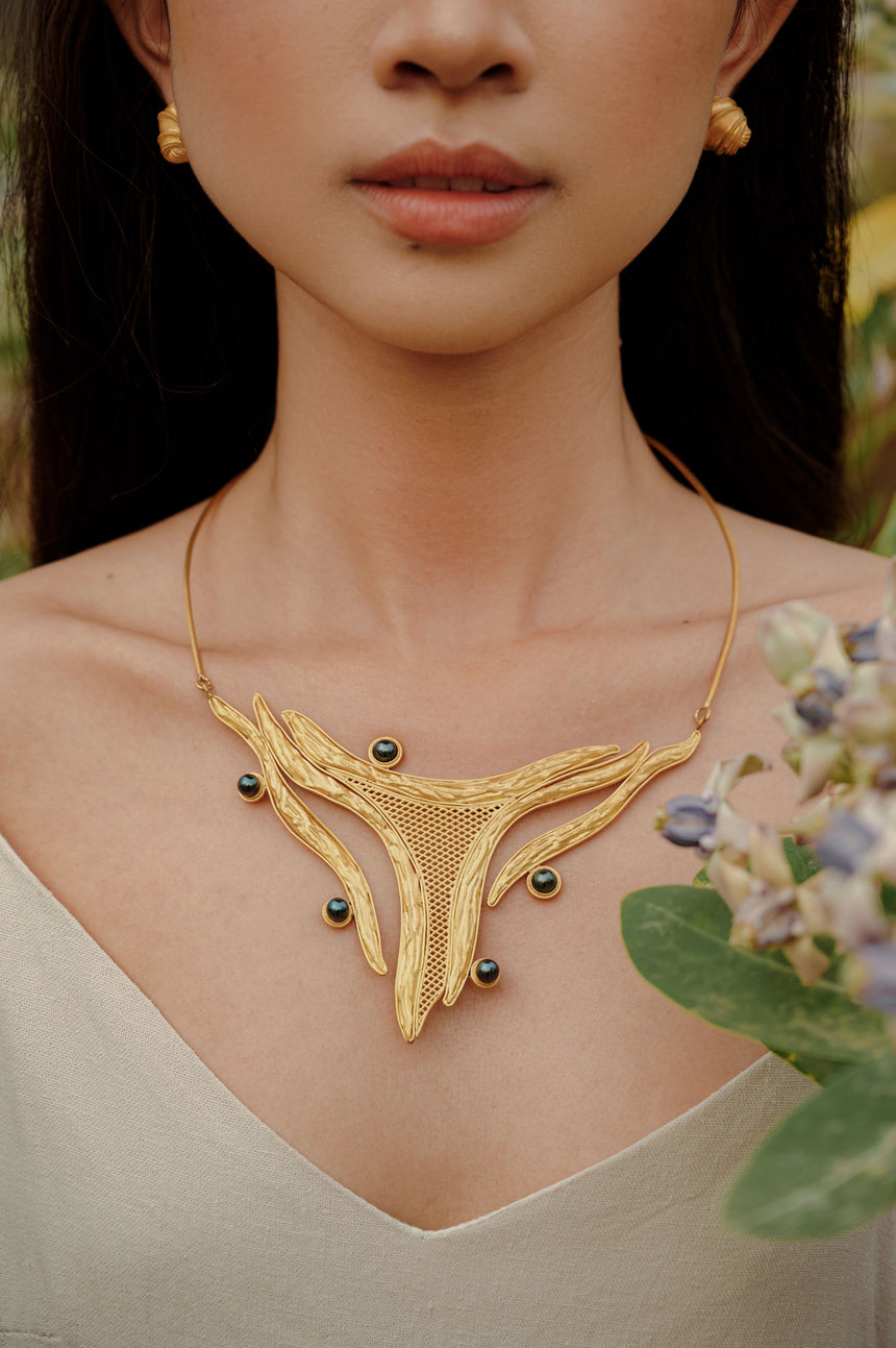 Kén Ẩm Plaque Necklace