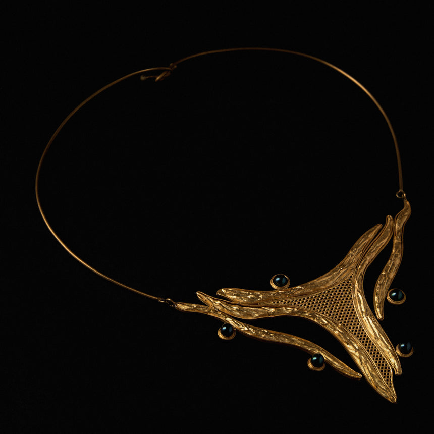 Kén Ẩm Plaque Necklace