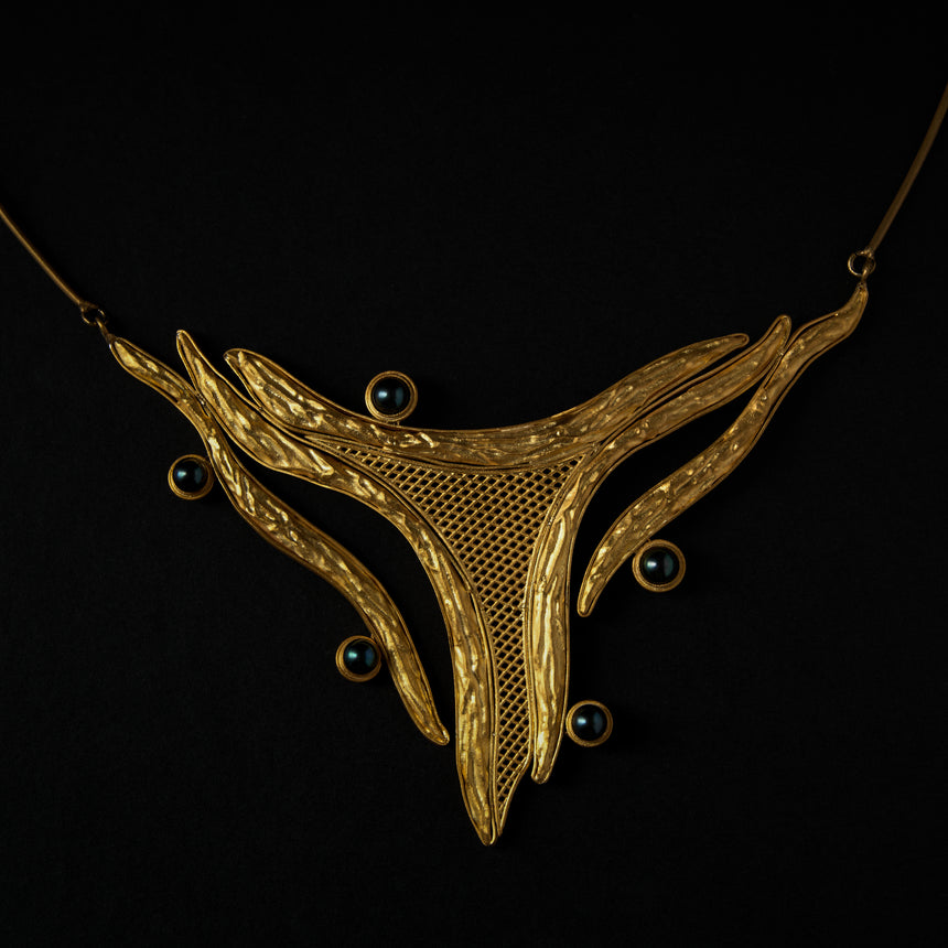 Kén Ẩm Plaque Necklace